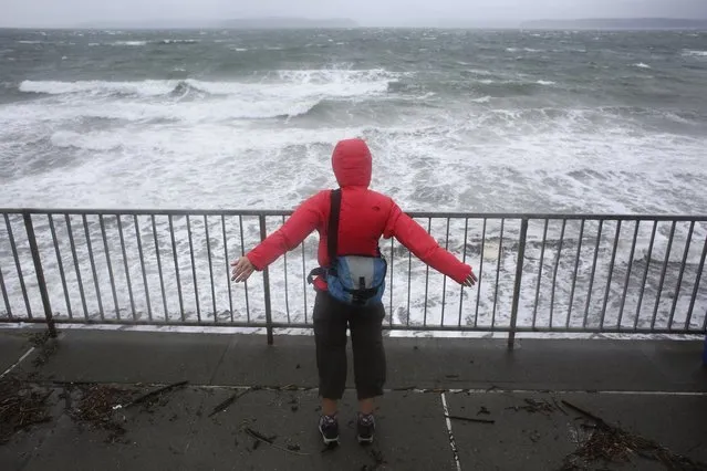 Catherine Monro leans into a gust of wind during a strong storm in Seattle, Washington November 17, 2015. A fierce storm packing gusts up to 49 miles (79 km) per hour hit the Seattle area on Tuesday, cutting power to more than 100,000 people across the Puget Sound region, closing roads and triggering a small mudslide, local authorities said. (Photo by David Ryder/Reuters)