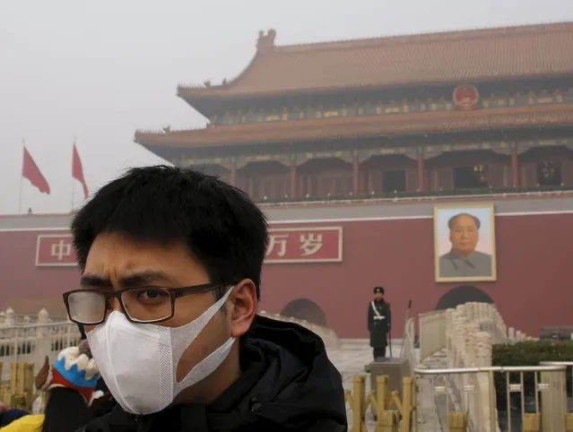 A man wearing a mask stands in front of the giant portrait of China's late Chairman Mao Zedong at the Tiananmen Gate during a heavily polluted day in Beijing, November 30, 2015. (Photo by Kim Kyung-Hoon/Reuters)
