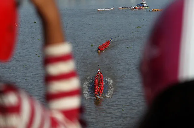 People watch as rowers row their boat on the Tonle Sap river during the annual Water Festival on the Tonle Sap river in Phnom Penh, Cambodia November 13, 2016. (Photo by Samrang Pring/Reuters)