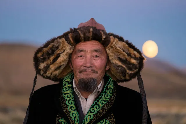 Sailau, father of three, is the patriarch of his family and also a retired eagle hunter in Altai Mountains, Mongolia, September 2016. (Photo by Joel Santos/Barcroft Images)