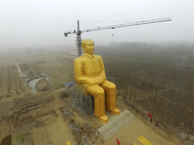 A crane is seen next to a giant statue of Chinese late chairman Mao Zedong under construction near crop fields in a village of Tongxu county, Henan province, China, January 4, 2016. (Photo by Reuters/Stringer)