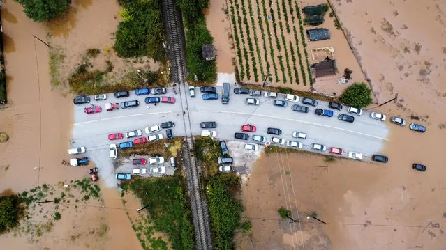 Cars are stuck on a bridge surrounded by flood waters, as storm Daniel hits central Greece, in the village of Flamouli, near Trikala, Greece on September 7, 2023. (Photo by Stergios Spiropoulos/Reuters)