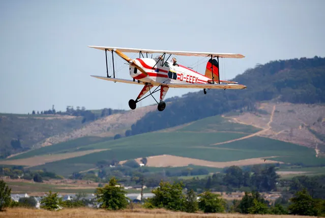 A biplane taking part in the Vintage Air Rally prepares to land, in Stellenbosch, near Cape Town, South Africa December 16, 2016. (Photo by Mike Hutchings/Reuters)
