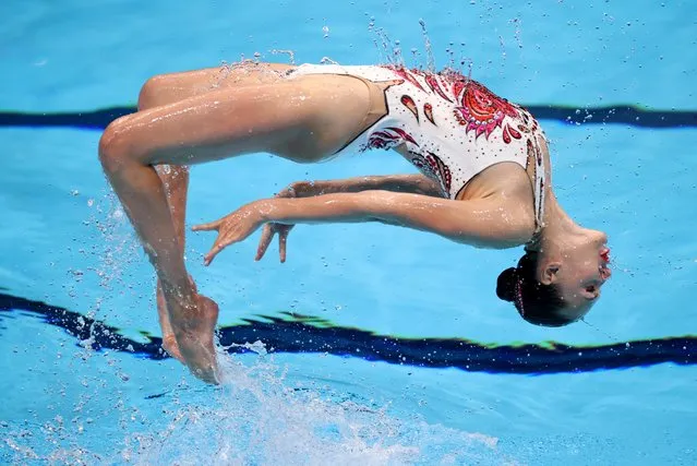A member of the Ukrainian duet competes to take third place in the final of the women's duet free routine artistic swimming event during the Tokyo 2020 Olympic Games at the Tokyo Aquatics Centre in Tokyo on August 4, 2021. (Photo by Molly Darlington/Reuters)