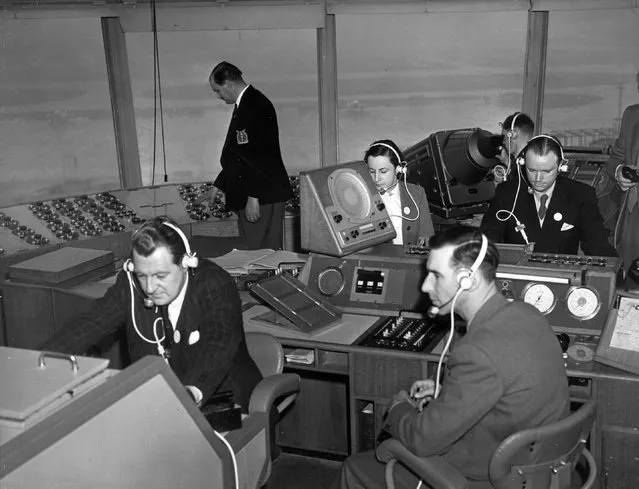 The air traffic control room at London Heathrow Airport Central's new terminal on March 25, 1955. (Photo by Topical Press Agency/Getty Images)