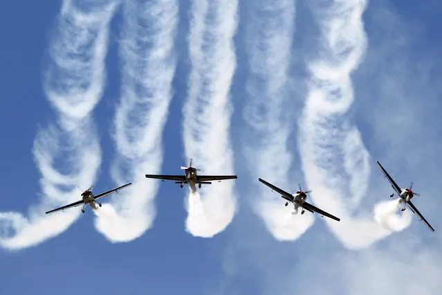 Pilots of the Chilean Air Force Halcones (Hawks) aerobatic unit perform in their Extra 300L aircraft during the F-Air Colombia 2015 air festival in Rionegro July 9, 2015. (Photo by Fredy Builes/Reuters)