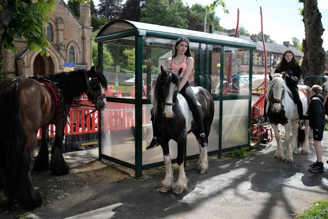 People attend the first day of the annual Appleby Horse Fair, in the town of Appleby-in-Westmorland, north west England on June 9, 2022. The annual event attracts thousands of travellers from across Britain to gather and buy and sell horses. (Photo by Oli Scarff/AFP Photo)