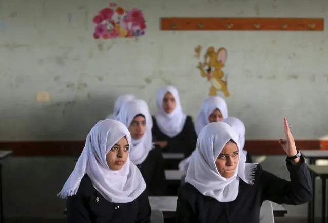 Palestinian schoolgirls attend a lesson inside a classroom, on the first day of a new school year at Suhada Khouza school in Khan Younis in the southern Gaza Strip August 24, 2015. (Photo by Ibraheem Abu Mustafa/Reuters)