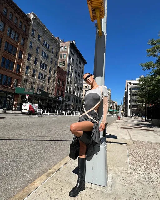 American model Bella Hadid in the second decade of September 2022 risks her hygiene by leaning against a pole in New York City. (Photo by bellahadid/Instagram)