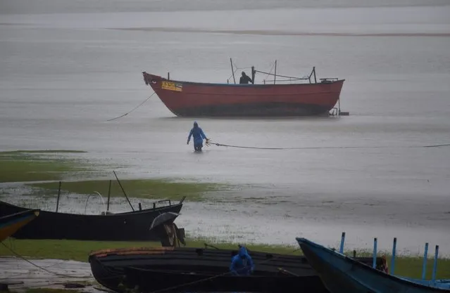Fishermen tie their boats along the shore before Cyclone Amphan makes its landfall, in the Baleswar district of the eastern state of Odisha, India, May 20, 2020. (Photo by Reuters/Stringer)