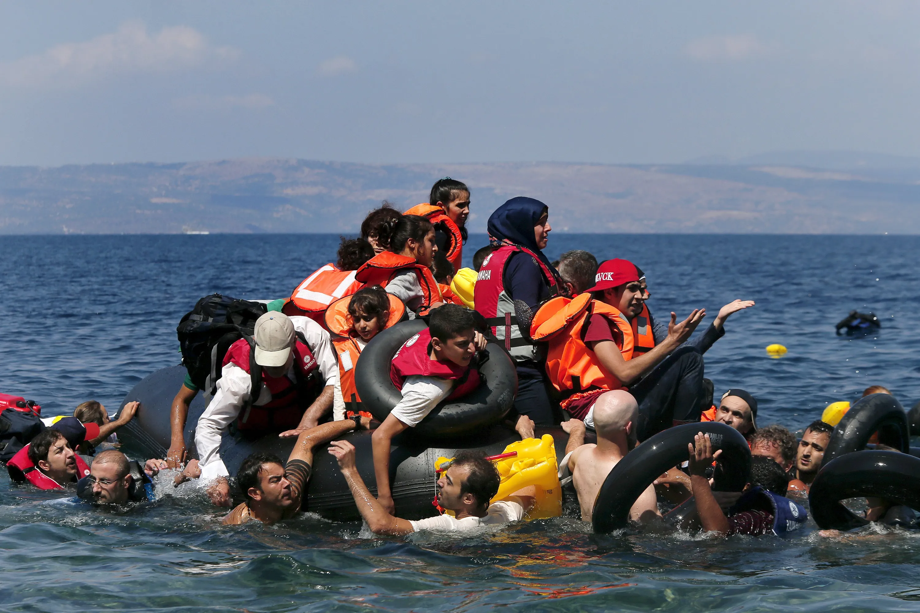 Спаслись в море. Беженцы на лодках. Беженцы в море. Беженцы в Средиземном море. Мигранты на лодках.