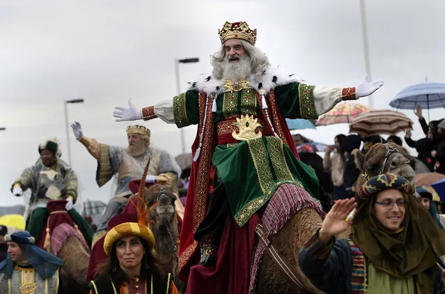 A man dressed as one of the Three Kings greets people during the Epiphany parade in Gijon, Spain January 5, 2018. (Photo by Eloy Alonso/Reuters)