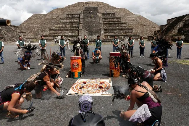 Dancers wearing pre-Hispanic themed clothing perform a ritual for corn, as they protest with Greenpeace volunteers against the growing of transgenic corn, or genetically modified corn, in the country during National Corn Day celebration at the archeological site of Teotihuacan, Mexico September 29, 2016. (Photo by Carlos Jasso/Reuters)
