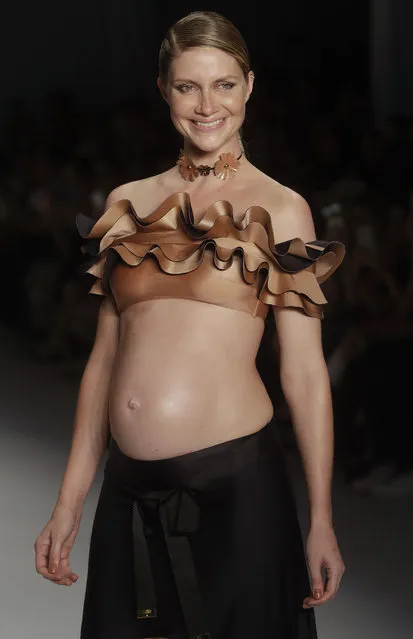 Pregnant Brazilian model Ana Claudia Michels wears a creation from the Agua de Coco collection during Sao Paulo Fashion Week in Sao Paulo, Brazil, Saturday, April 21, 2018. (Photo by Andre Penner/AP Photo)