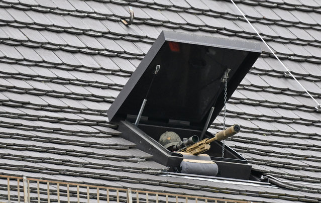 A sniper soldier is pictured on the roof of the presidential Bellevue Palace before the Ukrainian President is welcomed by the German President for talks in Berlin on June 11, 2024. (Photo by Ralf Hirschberger/AFP Photo)