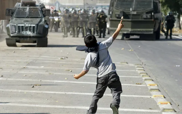 A student protest during a riot at a rally demanding Chile's government reform the education system in Santiago, May 8, 2013. (Photo by Ivan Alvarado/Reuters)