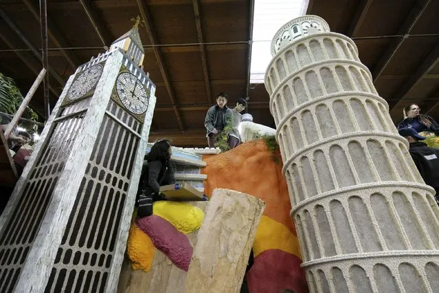 Volunteers work on Princess Cruises' Rose Parade float which includes models of Big Ben and the Leaning Tower of Pisa in Pasadena, California December 30, 2014. (Photo by Jonathan Alcorn/Reuters)