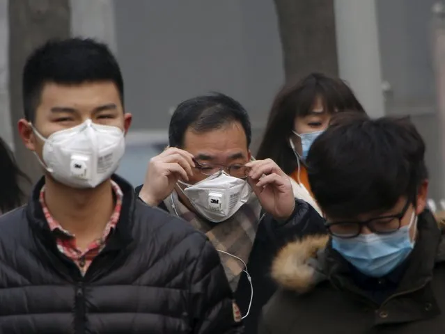 Pedestrians wearing masks make their way during a heavily polluted day in Beijing, China November 30, 2015. (Photo by Kim Kyung-Hoon/Reuters)