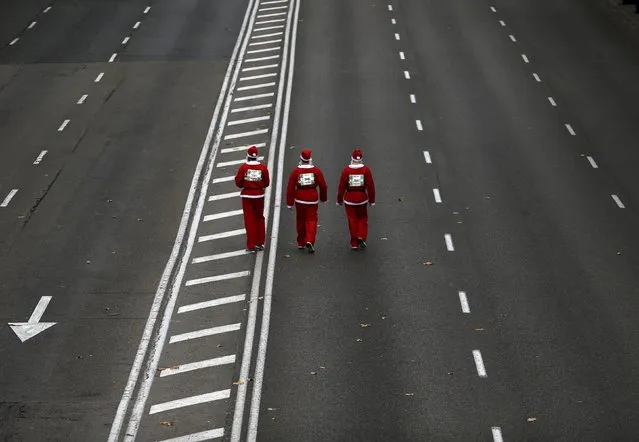 Runners dressed in Santa outfits compete in the annual Carrera de Papa Noel (Santa Claus Run) in Madrid, Spain, December 12, 2015. (Photo by Javier Barbancho/Reuters)