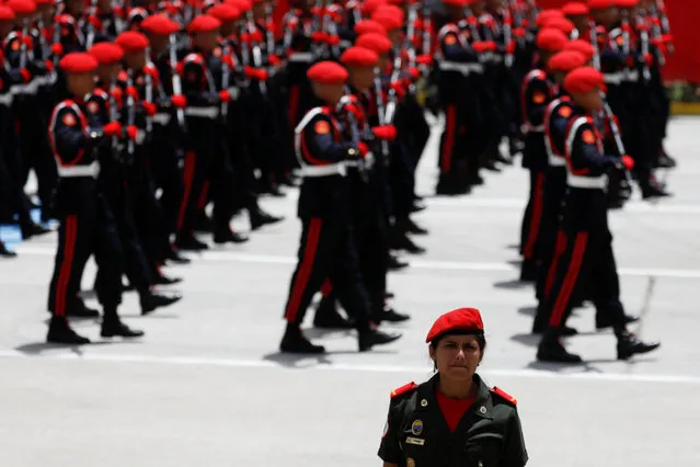 A soldier, from the presidential honor guard, stands guard during a military parade to celebrate the 207th anniversary of Venezuela's independence in Caracas, Venezuela July 5, 2018. (Photo by Marco Bello/Reuters)