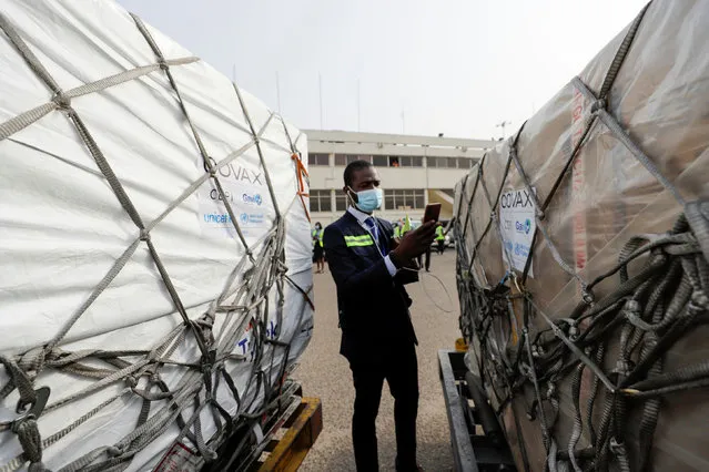 A worker checks boxes of AstraZeneca/Oxford vaccines as the country receives its first batch of coronavirus disease (COVID-19) vaccines under COVAX scheme, at the international airport of Accra, Ghana on February 24, 2021. (Photo by Francis Kokoroko/Reuters)