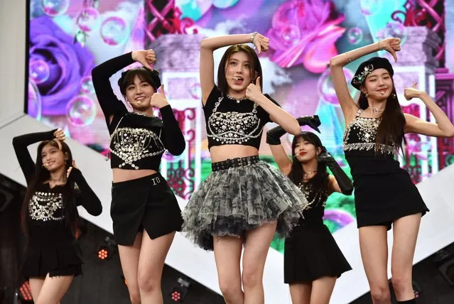 (L to R) Leeseo, Liz, Gaeul, Ahn Yu-jin and Jang Won-young of IVE perform at KPOP.FLEX Frankfurt 2022, Europe's largest ever K-Pop Festival, at Deutsche Bank Park on May 15, 2022 in Frankfurt am Main, Germany. (Photo by David M. Benett/Dave Benett/Getty Images)