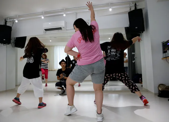 Members of pop group Pottya practise their dance moves with an instructor at a studio in Tokyo, Japan, December 5, 2016. (Photo by Kim Kyung-Hoon/Reuters)