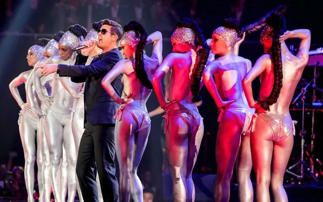 US singer Robin Thicke (C) performs at the MTV Europe Music Awards (EMA) 2013 held at the Ziggo Dome in Amsterdam, The Netherlands, 10 November 2013. (Photo by Sven Hoogerhuis/EPA/EFE)