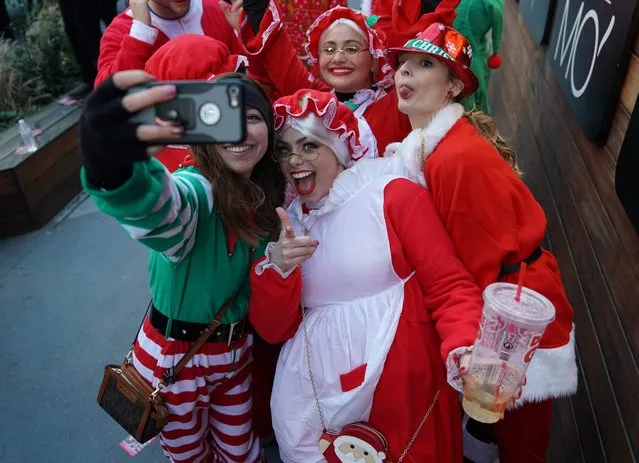 Revelers dressed as Santa Claus or in festive costumes  arrive for the start of SantaCon 2018 in New York  City December 8, 2018. (Photo by Timothy A. Clary/AFP Photo)