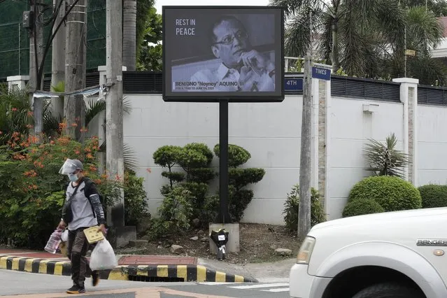 A sign is displayed near the house of former Philippine President Benigno Aquino III on Thursday, June 24, 2021 in Quezon city, Philippines. Aquino, the son of pro-democracy icons who helped topple dictator Ferdinand Marcos and had troublesome ties with China, died Thursday, a cousin and public officials said. (Photo by Aaron Favila/AP Photo)