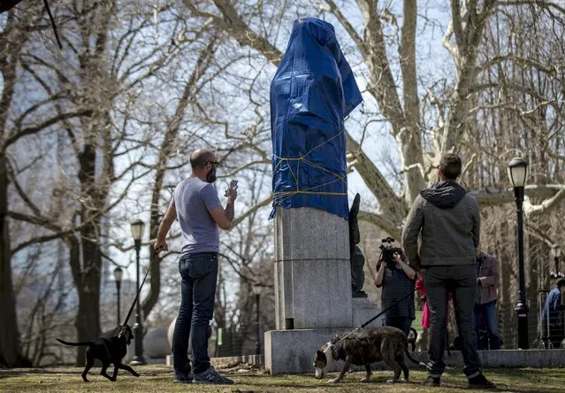 People gather around a large molded bust of Edward Snowden at Fort Greene Park in the Brooklyn borough of New York April 6, 2015. (Photo by Brendan McDermid/Reuters)