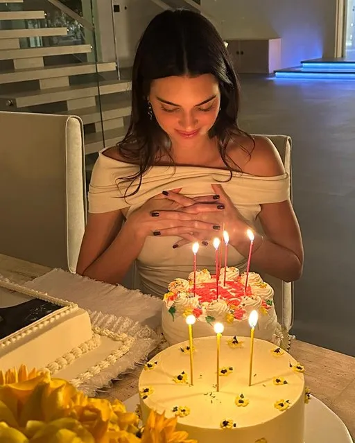 American model Kendall Jenner early November 2023 turns "twenty ate" with a birthday cake. (Photo by kendalljenner/Instagram)