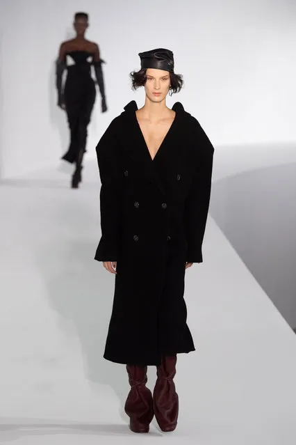 Models present creations from the Fall/ Winter 2019/20 Ready to Wear collection by Swedish designer Jonny Johansson for Acne Studios fashion house during the Paris Fashion Week, in Paris, France, 20 January 2019. The presentation of the men's collections runs from 15 to 20 January. (Photo by Caroline Blumberg/EPA/EFE)