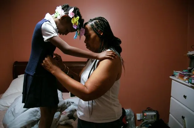 Chaunda Lee, a single mother of eight who has five children living with her and faces eviction later this week, prepares her youngest child, MiAsia Carr, for school in Louisville, Kentucky, U.S., August 16, 2021. (Photo by Amira Karaoud/Reuters)