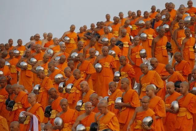 Buddhist monks takes part in an alms offering ceremony at Wat Phra Dhammakaya temple in Pathum Thani province, north of Bangkok after a ceremony on Makha Bucha Day February 22, 2016. (Photo by Jorge Silva/Reuters)