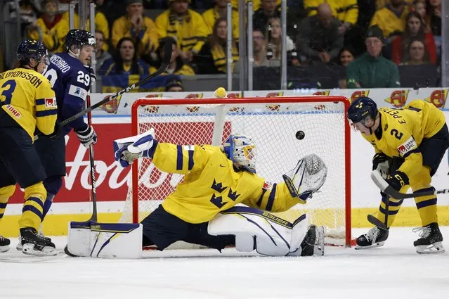 Finland's forward Lenni Hameenaho (2ndL) scores 4-4 behind Sweden's goalkeeper Hugo Havelid (C) vie for the puck during the Group A ice hockey match between Sweden and Finland of the IIHF World unior Championship in Gothenburg, Sweden, on December 31, 2023. (Photo by Adam Ihse/TT News Agency via AFP Photo)