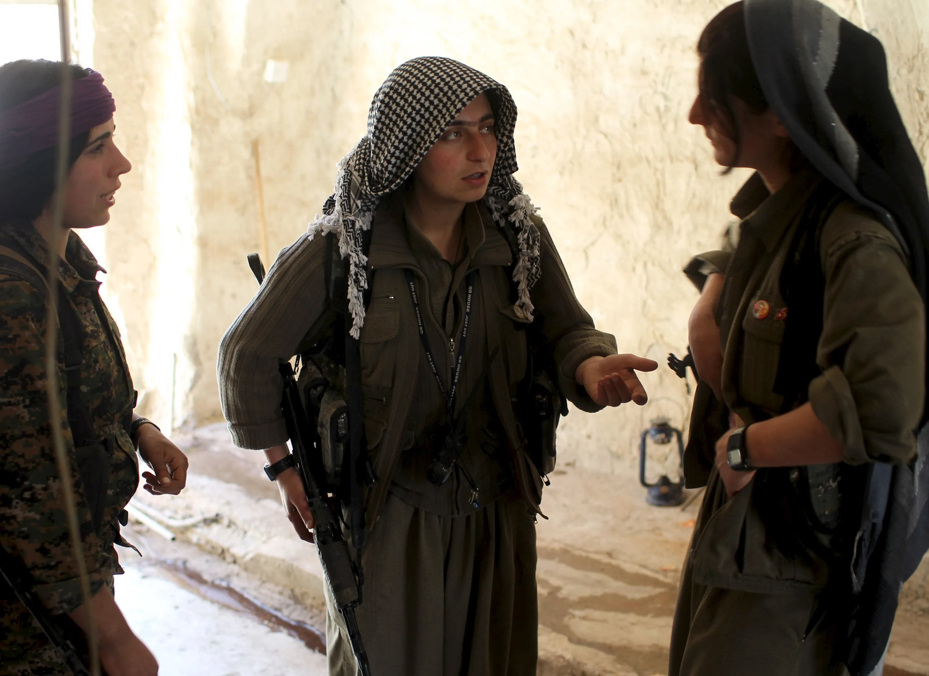 Игил девушки. Курдянки пешмерга. Пешмерга армия Курдистана. Женщины бойцы пешмерга. Курды Езиды женщины.