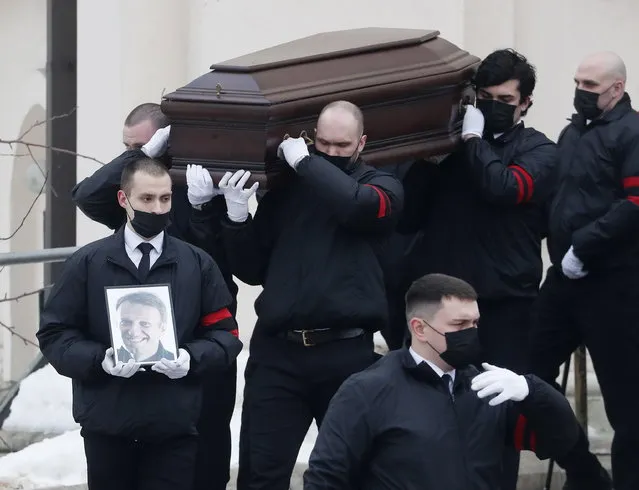 Funeral service workers carry the coffin of late Russian opposition leader Alexei Navalny outside the Church of the Icon of the Mother of God, during his funerals in Moscow, Russia, 01 March 2024. Outspoken Kremlin critic Navalny died aged 47 in an arctic penal colony on 16 February 2024 after being transferred there in 2023. The colony is considered to be one of the world's harshest prisons. (Photo by Sergei Ilnitsky/EPA)