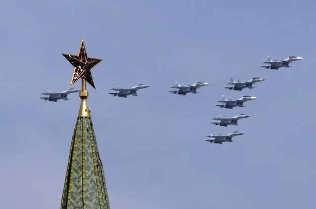 SU-34 military fighter jets fly in formation during the Victory Day parade above Red Square in Moscow, Russia, May 9, 2015. (Photo by Tatyana Makeyeva/Reuters)