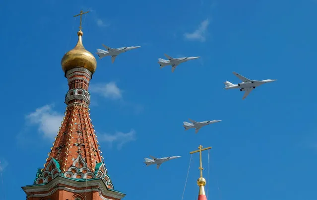 Russian army Tupolev Tu-160 (R) and Tupolev Tu-22M3 fly in formation over St. Basil's Cathedral during the rehearsal for the Victory Day parade in Moscow, Russia on May 4, 2019. (Photo by Tatyana Makeyeva/Reuters)