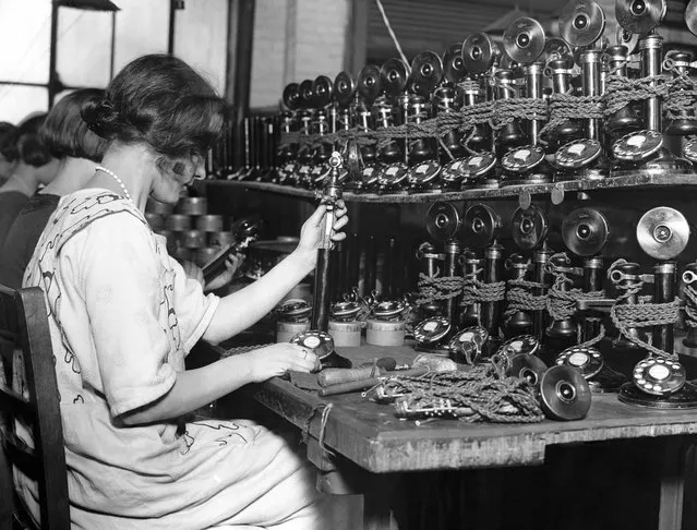 Women assembling telephones in a London factory in 1924, following the introduction of automatic telephone exchanges. (Photo by © Hulton-Deutsch Collection/CORBIS/Corbis via Getty Images)
