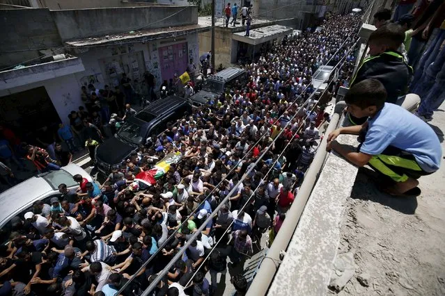 Mourners carry the body of Palestinian youth Mohammed Sami al-Ksbeh, 17, during his funeral in Qalandiya refugee camp, near the West Bank city of Ramallah July 3, 2015. A senior Israeli army officer shot and killed Ksbeh who was throwing stones near a checkpoint in the occupied West Bank on Friday, Palestinian and Israeli sources said. (Photo by Mohamad Torokman/Reuters)