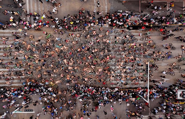 Aerial view of cyclists taking part in the World Naked Bike Ride in Guadalajara, Jalisco state, Mexico, on June 22, 2024. The movement seeks to make visible the fragility of cyclists, to raise awareness about the indiscriminate use of automobiles, the dependence on oil and to encourage the use of alternative means of transportation. (Photo by Ulises Ruiz/AFP Photo)