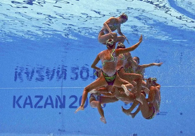Members of Team China are seen underwater as they perform in the synchronised swimming team free routine preliminary at the Aquatics World Championships in Kazan, Russia July 28, 2015. (Photo by Michael Dalder/Reuters)