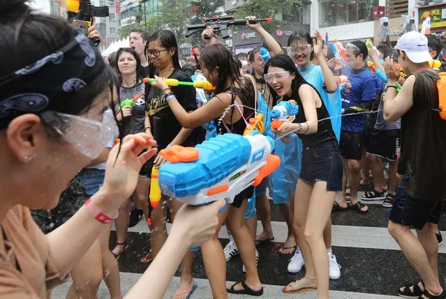 South Koreans and tourists spray water with water guns during an annual event of the Sinchon Water Gun Festival in Seoul, South Korea, 29 July 2017. (Photo by Yang Ji-Woong/EPA/EFE)