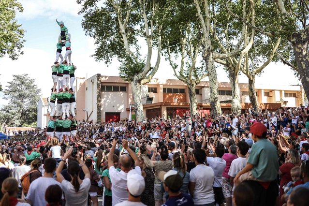 “Castellers” attend a “Castells” performance during the feria of Millas, southern France on August 5, 2023. (Photo by Charly Triballeau/AFP Photo)