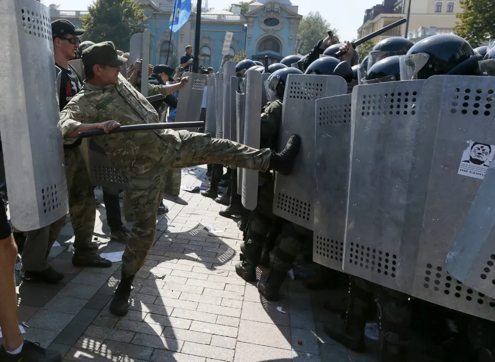 Clashes outside Ukraine Parliament