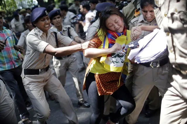 A Tibetan exile is detained by police during a protest outside the venue of a meeting between Chinese President Xi Jinping and Indian Prime Minister Narendra Modi in New Delhi September 18, 2014. (Photo by Anindito Mukherjee/Reuters)