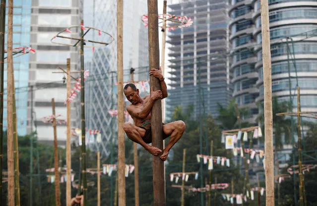 A participant climbs down a greased pole after collecting vouchers for prizes during a “Panjat Pinang” event organised in celebration of Indonesia's 71st Independence day in Jakarta, Indonesia August 17, 2016. (Photo by Darren Whiteside/Reuters)