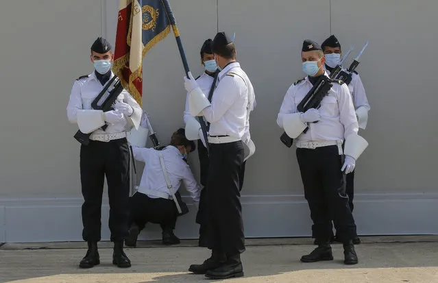 A French Air Force soldiers wearing protective face masks as precaution against the conoravirus get ready for a ceremony at the airbase of Villacoublay, west of Paris, Friday, September 11, 2020. France has seen a sharp uptick in new Covid cases in recent weeks. (Photo by Michel Euler/AP Photo)